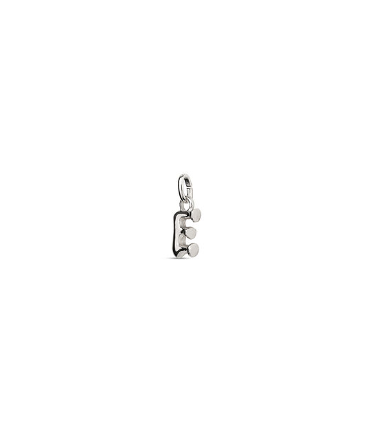 Charm letra E pequeña en plata de ley
